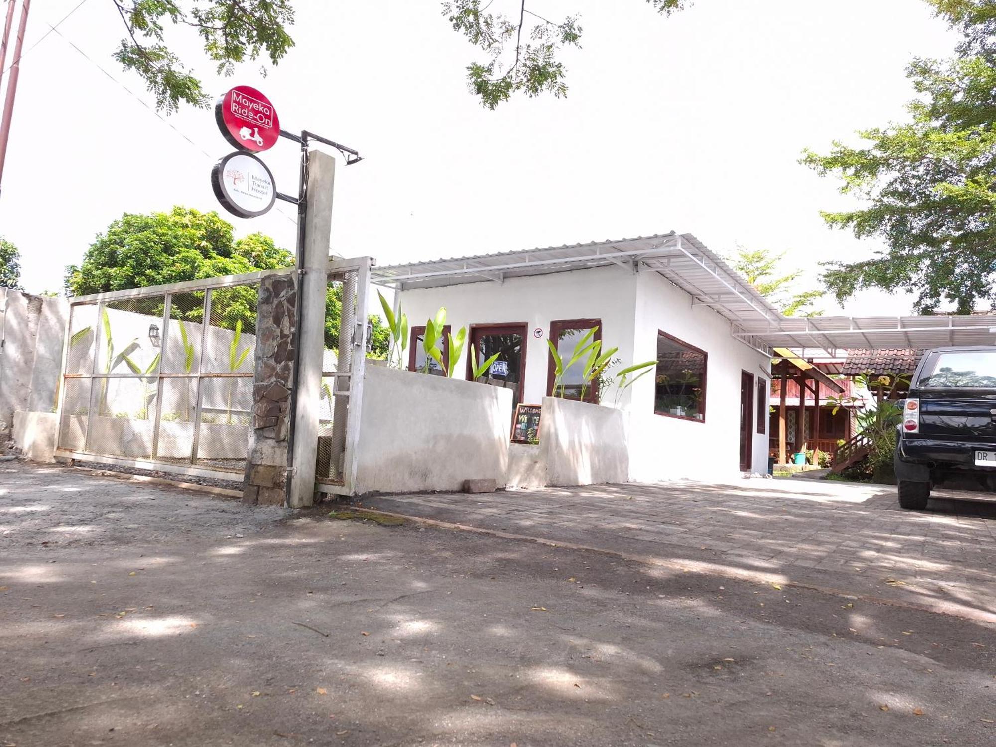 Mayeka Transit Hostel Bandara Internasional Lombok 프라야 외부 사진