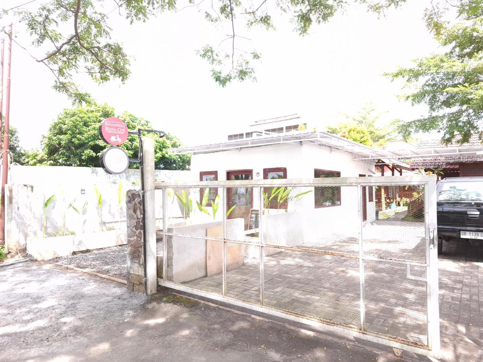 Mayeka Transit Hostel Bandara Internasional Lombok 프라야 외부 사진
